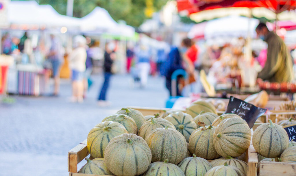 200909092700 Melons sur le marche de Cahors © Cyril Novello Lot Tourisme scaled 1